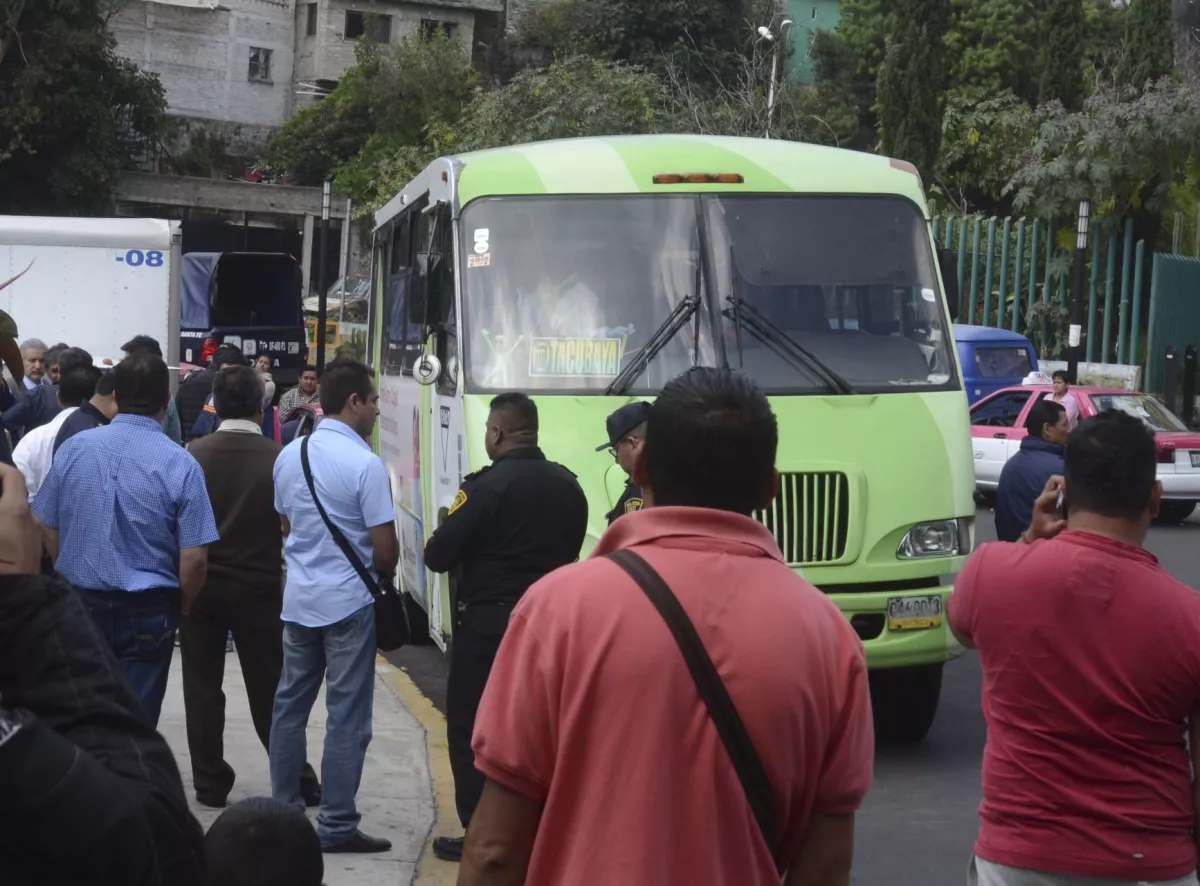 MÉXICO, D.F., 05AGOSTO2015.- Un joven conductor de un camión de pasajeros murio de un balazo a bordo de su unidad en la av. chicago rio becerra en la colonia Lomas de Becerra en Álvaro Obregón.
FOTO: ARMANDO MONROY /CUARTOSCURO.COM