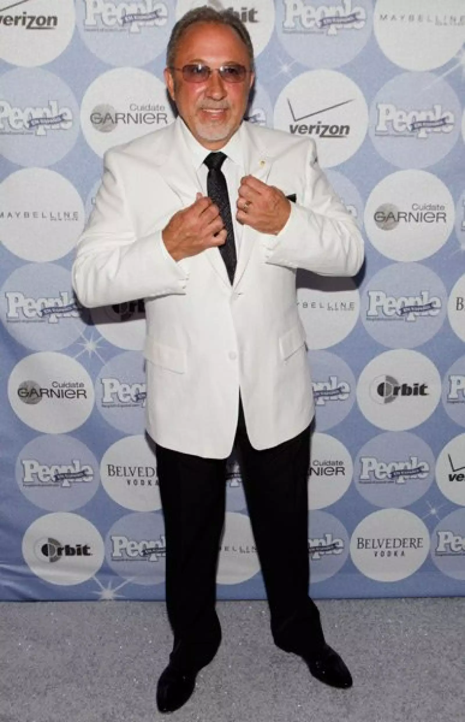 El productor cubanoamericano Emilio Estefan optó por una combinación en blanco y negro. En casa se quedó su también famosa esposa, Gloria.