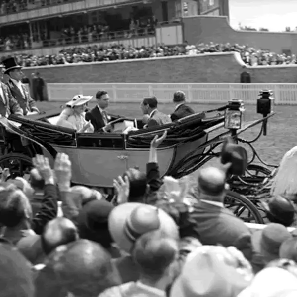 Isabel II se convirtió en reina a los 25 años el 6 de febrero de 1952, luego de la muerte de su padre Jorge VI.