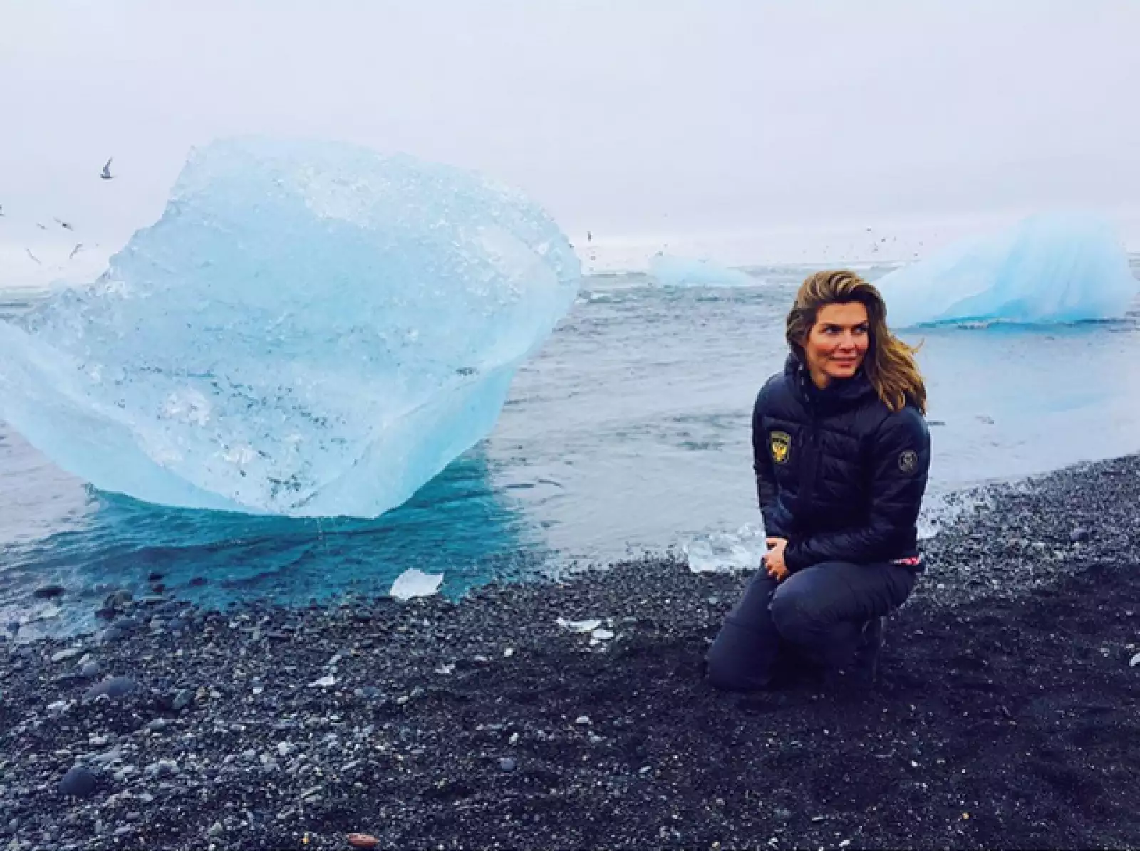 La conductora junto a un lago glaciar.