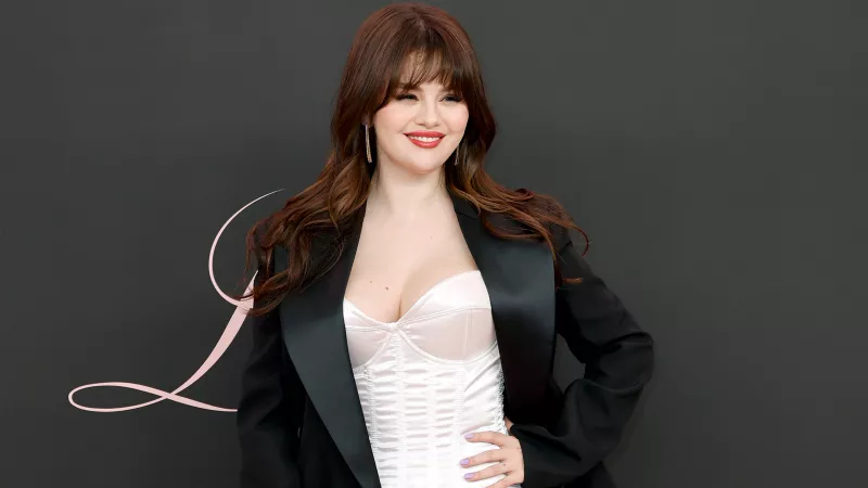 Selena Gomez promociona su nuevo sencillo con las fotos más sexys en París.