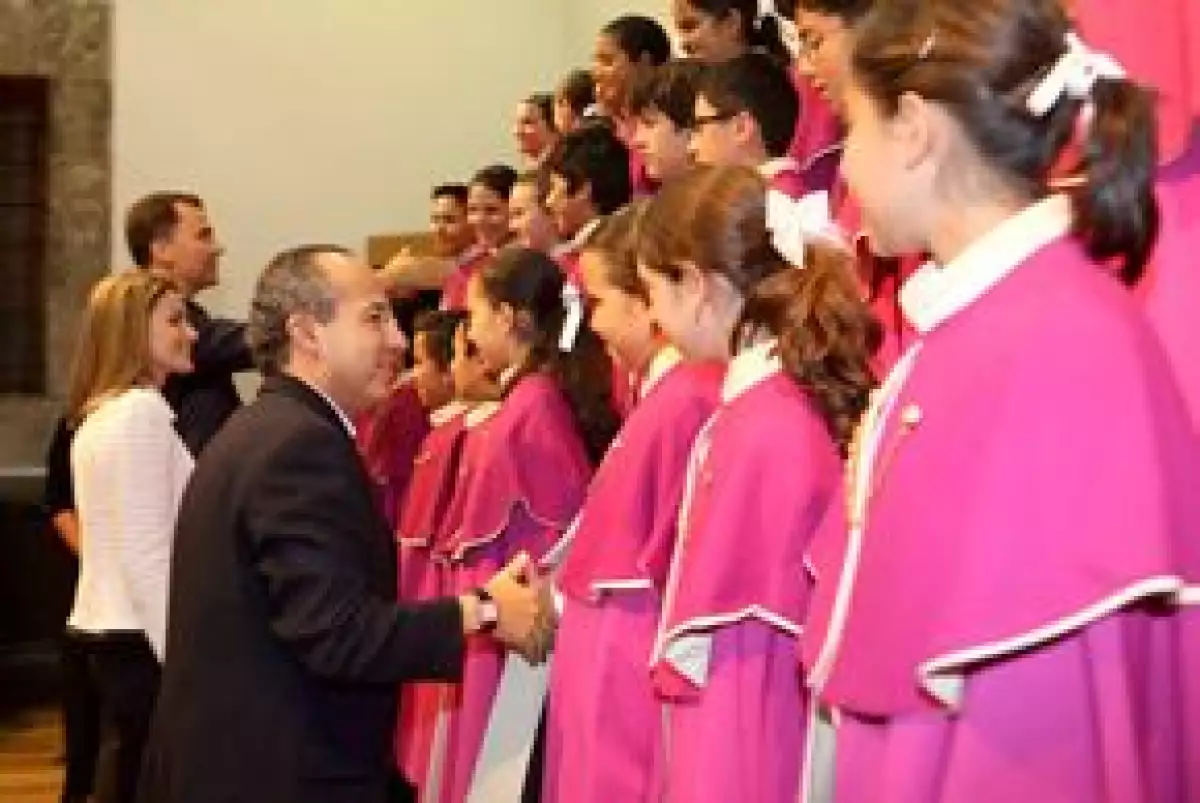 Los Niños Cantores de Morelia se presentaron ante los príncipes de España y el presidente Felipe Calderón y su esposa.