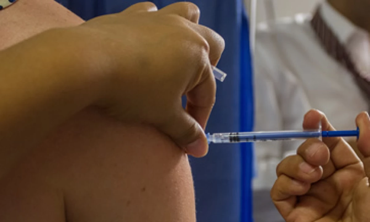 Expertos recomiendan vacunarse para prevenir los contagios de influenza. (Foto: Cuartoscuro/Archivo)