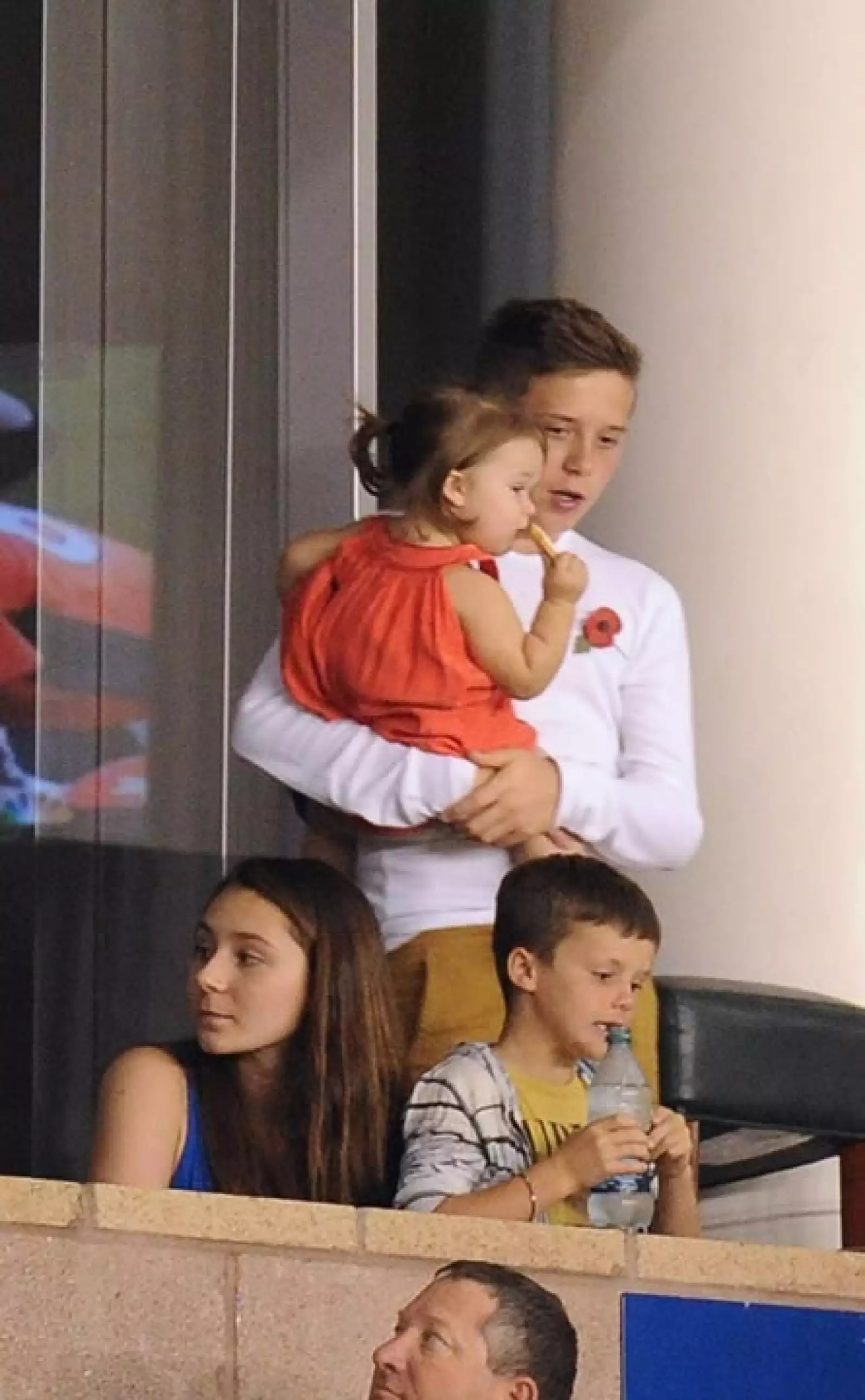 Harper Seven con su hermano Brooklyn apoyando a su padre.