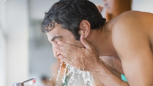 Lava la cara con agua caliente y jabón para eliminar impurezas que puedan quedar atrapadas y provoquen heridas. Si después de esto la barba no se ablandó, aplica unas gotas de aceite pre-shave para lubricar la piel.