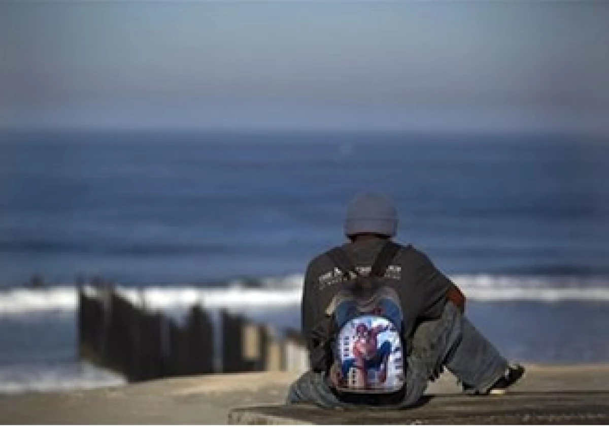 Críticos sostienen que los trabajadores ilegales deprimen los salarios, mientras defensores afirman que los migrantes ocupan empleos que los estadounidenses no quieren. (Foto: AP)