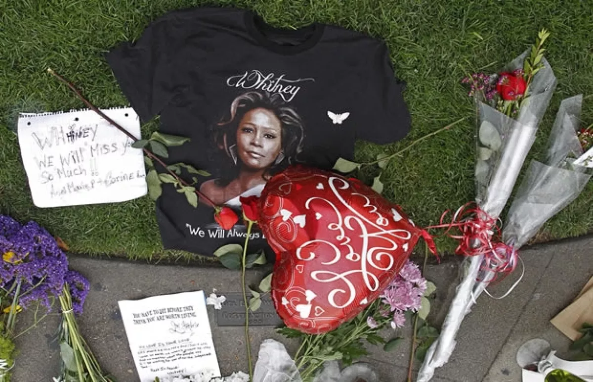 Admiradores han dejado flores y recuerdos frente al hotel donde murió la cantante.