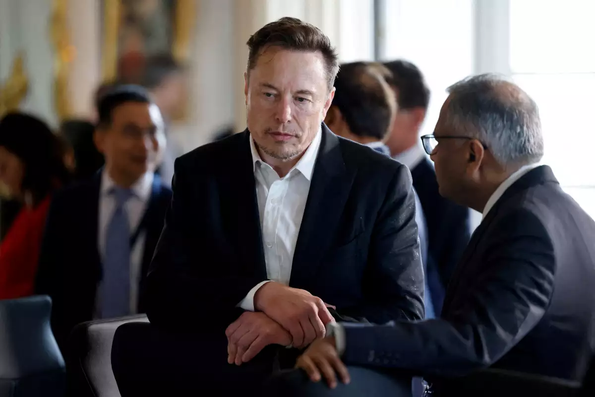 El CEO de SpaceX, Twitter y Tesla, Elon Musk, mira mientras asiste a una mesa redonda durante la 6a edición de la Cumbre "Elegir Francia" en el Castillo de Versalles, en las afueras de París, Francia, el 15 de mayo de 2023.