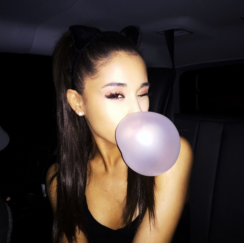 Un sexy guiño es lo que Ariana hace en casi la mayoría de sus fotos.