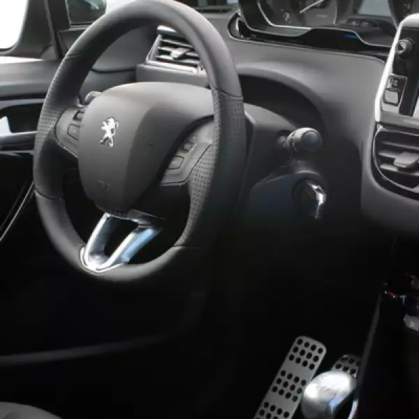 La marca francesa utilizó un volante pequeño con un cuadro de instrumentos elevado y gran pantalla táctil al centro del tablero.