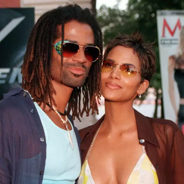 Halle Berry y Eric Benet. La actriz ya estaba divorciada previamente cuando conoció al músico. Se casaron en 2001 pero la adicción al sexo que sufría él les provocó problemas de infidelidad, al final terminaron separándose cuatro años después.