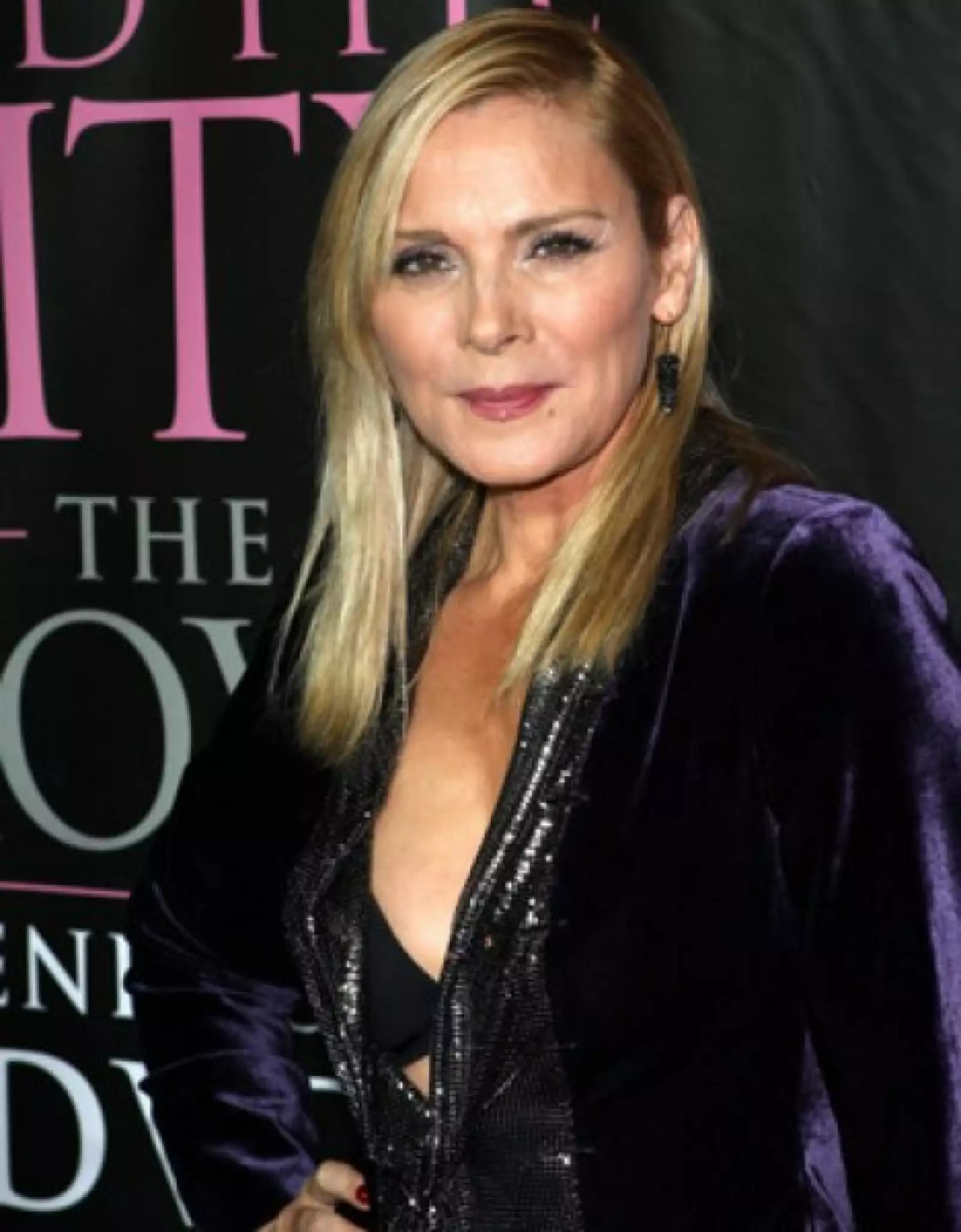 Samantha Jones, en la serie “Sex and the City”, luego de interminables relaciones amorosas parece encontrar el amor en los brazos de un joven modelo publicitario, Smith Jerrod (Jason Lewis), que la consiente en todo lo que puede.