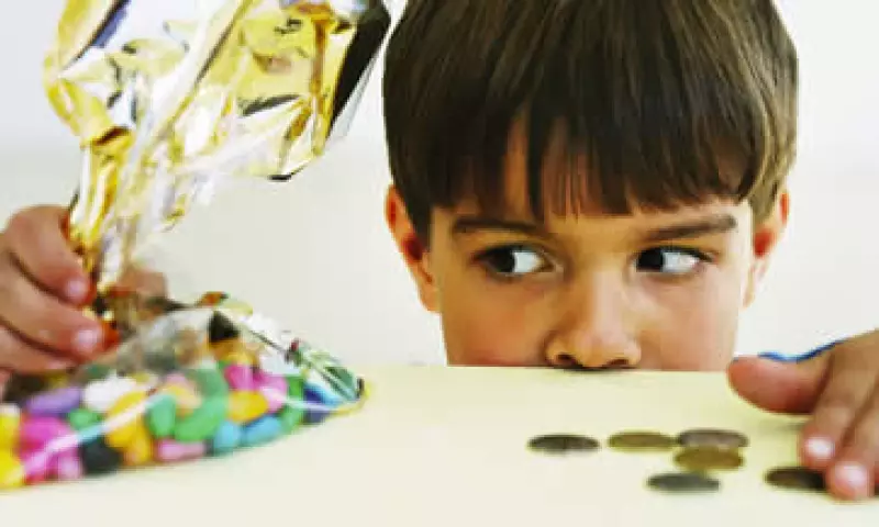 Ahorro, presupuestos, tarjetas de créditos y los tipos de gastos son temas clave para que los niños aprendan a manejar el dinero. (Foto: Thinkstock)