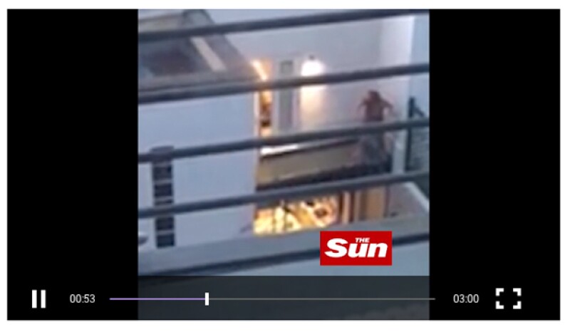 El medio inglés The Sun publicó un video en el que se ve la pelea entre Lindsay y Egor, en la que ella pide ayuda y lo acusa de haberla intentado matar.