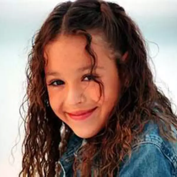 Danna Paola desde muy pequeña jugaba a ser cantante y actriz, pero fue hasta el año 1999 cuando inician un casting en Televisa en busca de talentos infantiles para participar en el programa infantil Plaza Sésamo, y su madre al enterarse decide llevar a Danna Paola junto a su hermana Vania, ambas quedando en el proyecto.