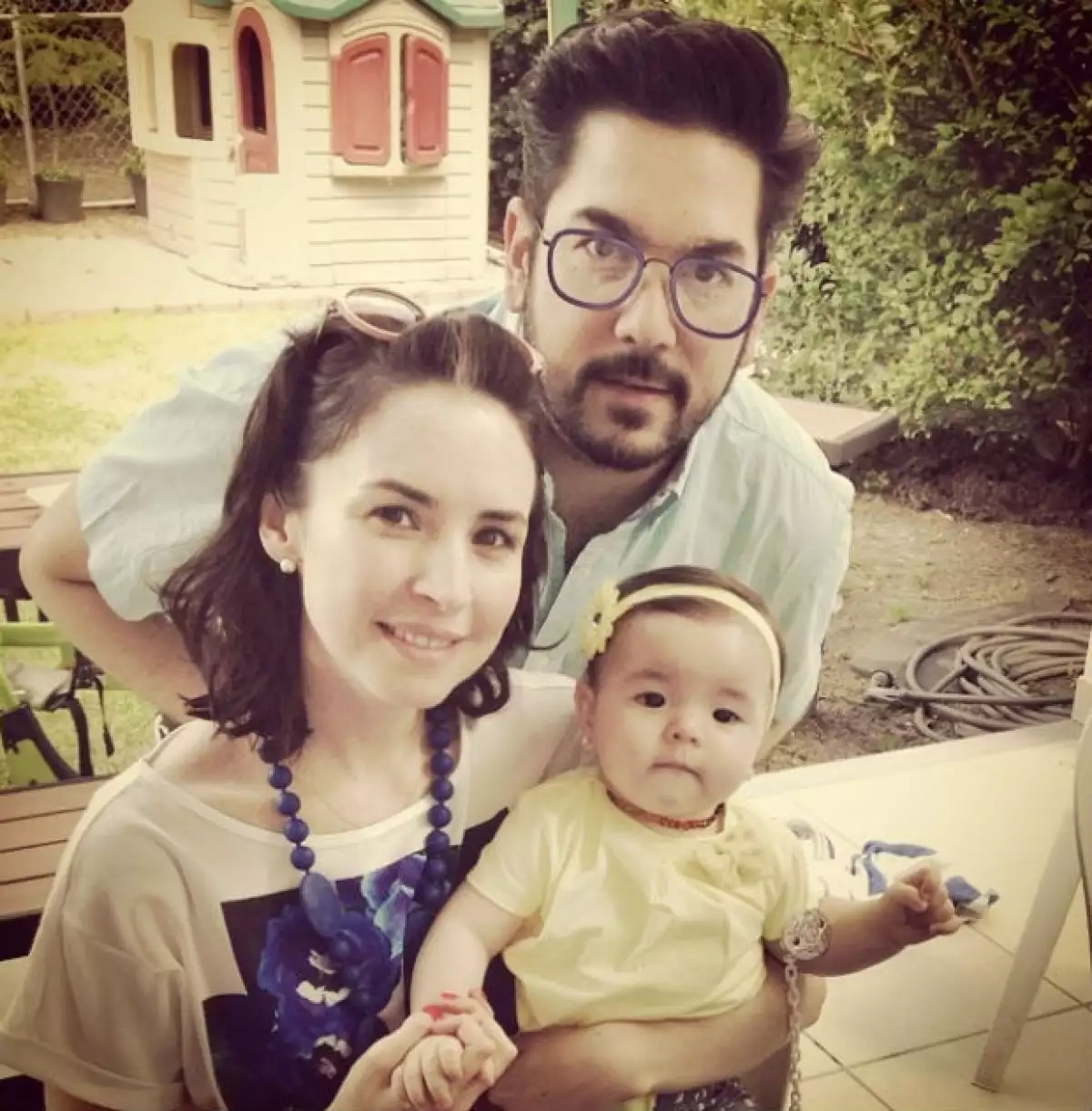 Andrea con su esposo Pedro Ortiz de Pinedo y su hija Regina.