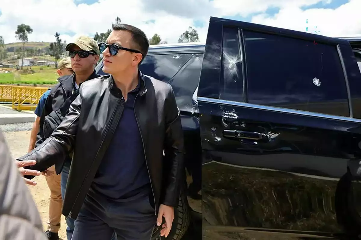 Esta foto de folleto publicada por la Presidencia ecuatoriana muestra al presidente ecuatoriano, Daniel Noboa, junto a uno de los vehículos de la caravana en la que viajaba cuando fue atacado por disparos en Caar, Ecuador, el 7 de octubre de 2025. Daniel Noboa salió ileso de un aparente ataque con armas contra su caravana, dijo un ministro el martes, después de que su convoy se enfrentara a cientos de personas que protestaban por los aumentos de los precios del diésel.