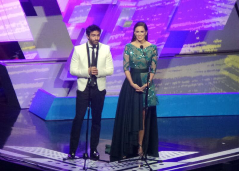 Jacky Bracamontes y Osvaldo Benavides fueron conductores en la gala.