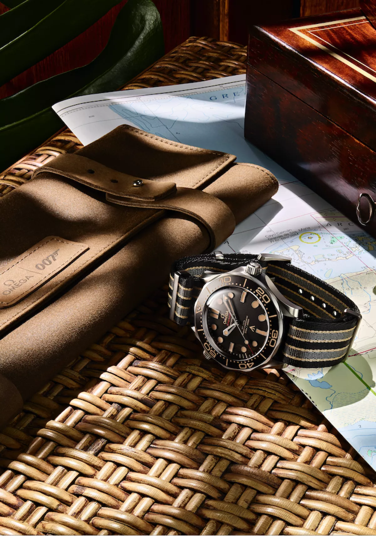 El reloj OMEGA con pulsera NATO edición 007 que incluye una exclusiva bolsa de tela color marrón.