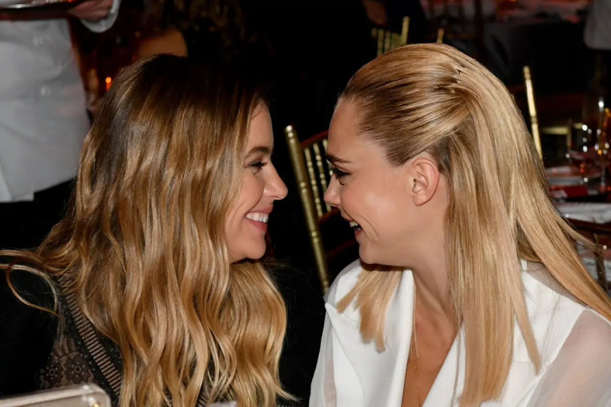 Ashley Benson y Cara Delevingne