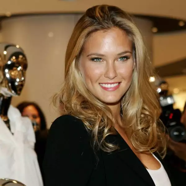 Los fotógrafos no dejaban de disparar pues la belleza de esta modelo es única.