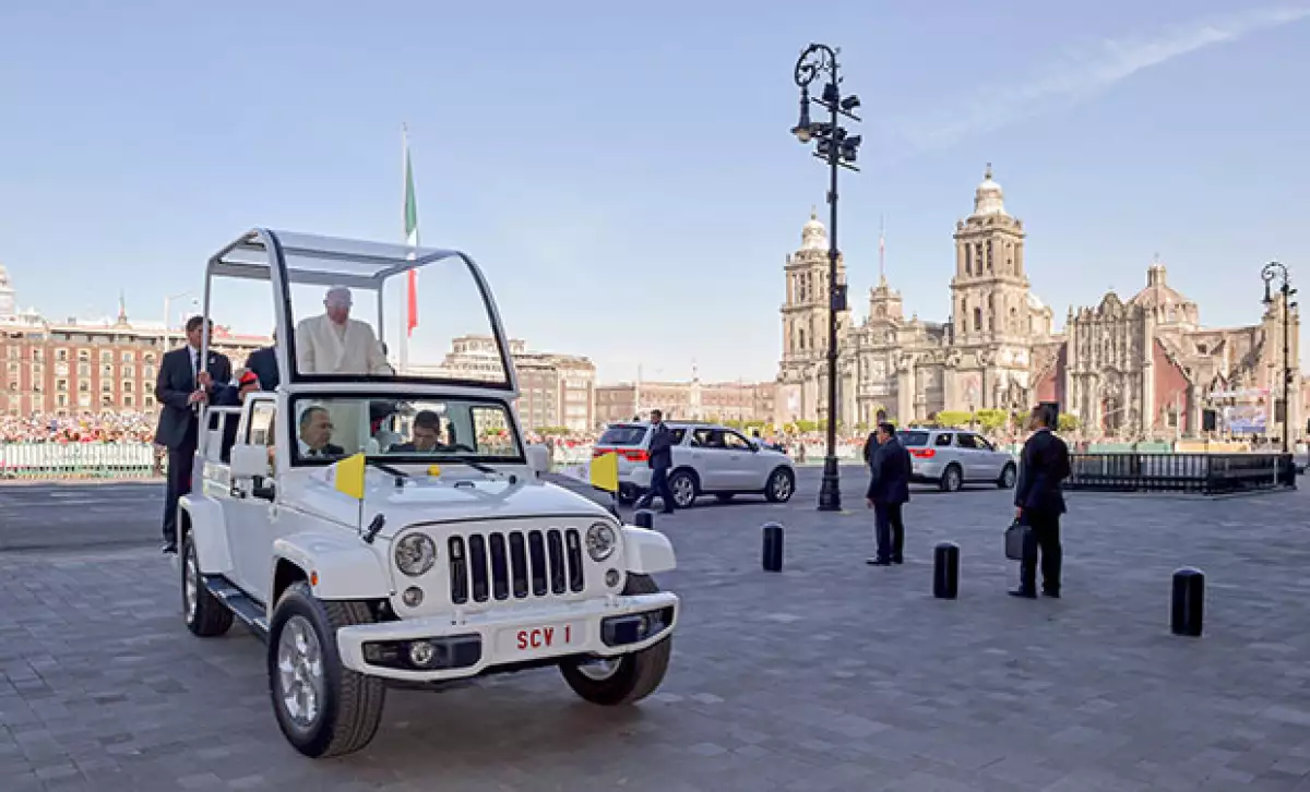 El Papa se dirigió a estos lugares en el Papamóvil.