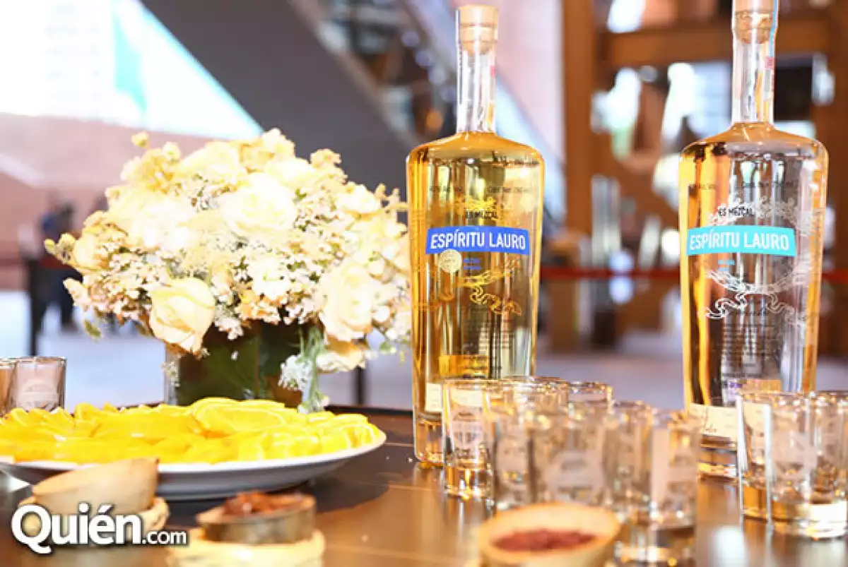Los invitados disfrutaron de un carrito con todos los mezcales de Espíritu Lauro, quienes afinaron garganta con tan rica bebida.
