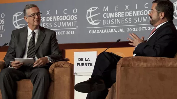 En la cumbre también participaron el dueño de Grupo Salinas, Ricardo Salinas Pliego (i), y el ex rector de la UNAM, Juan Ramón de la Fuente (d).