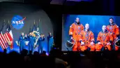 Los astronautas Randy Bresnik, Luca Parmitano de Italia y la Agencia Espacial Europea, Frank Rubio y Andre Douglas saludan a los miembros de la audiencia durante la conclusión de la revelación de la tripulación Artemis III en el Centro Espacial Johnson de la NASA el 9 de junio de 2026 en Houston, Texas. La NASA