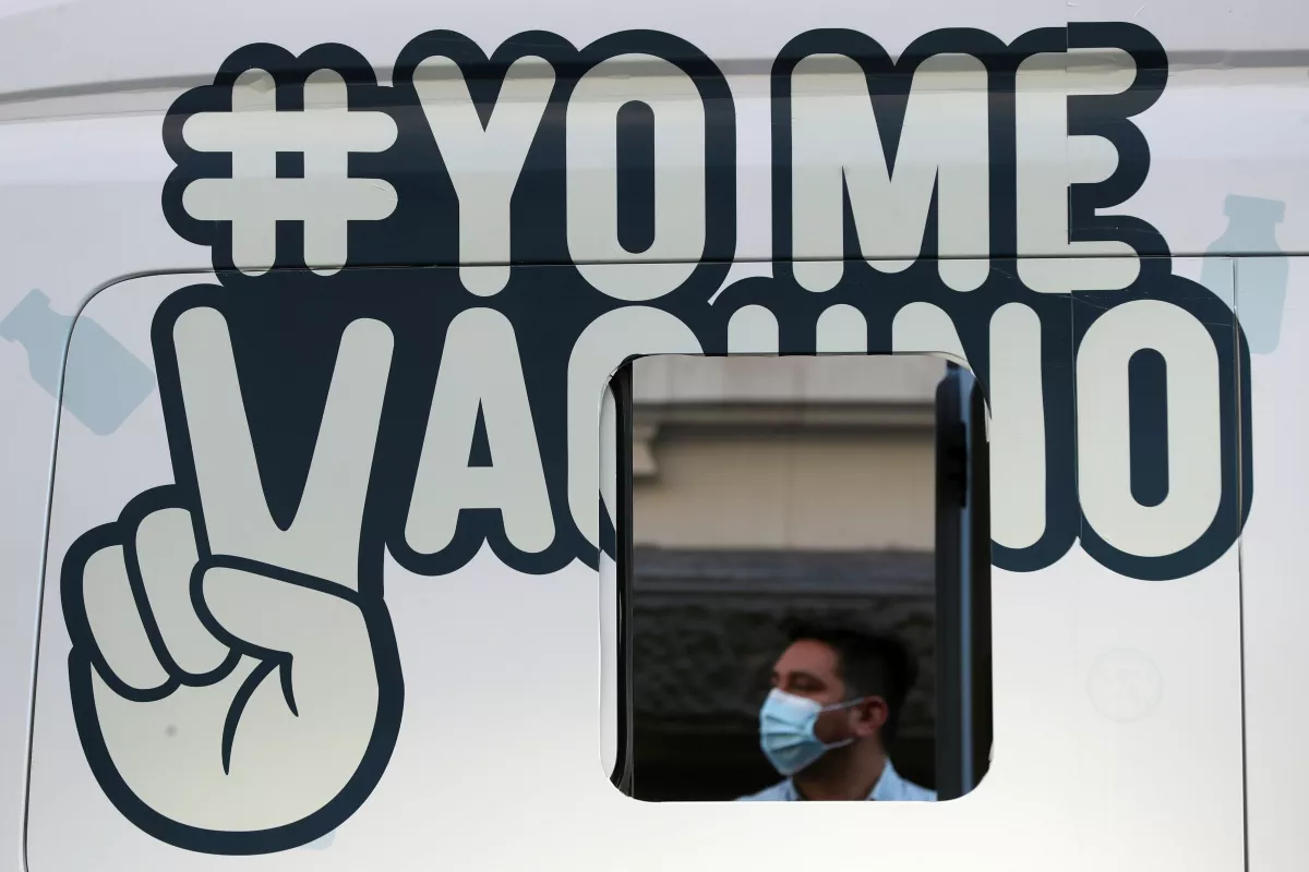 Un hombre espera fuera de un centro de vacunación móvil en Santiago, Chile. 
