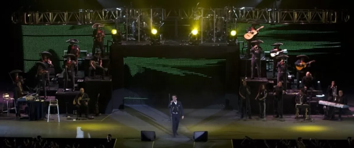 Alejandro cantó algunos temas de Juan Gabriel.