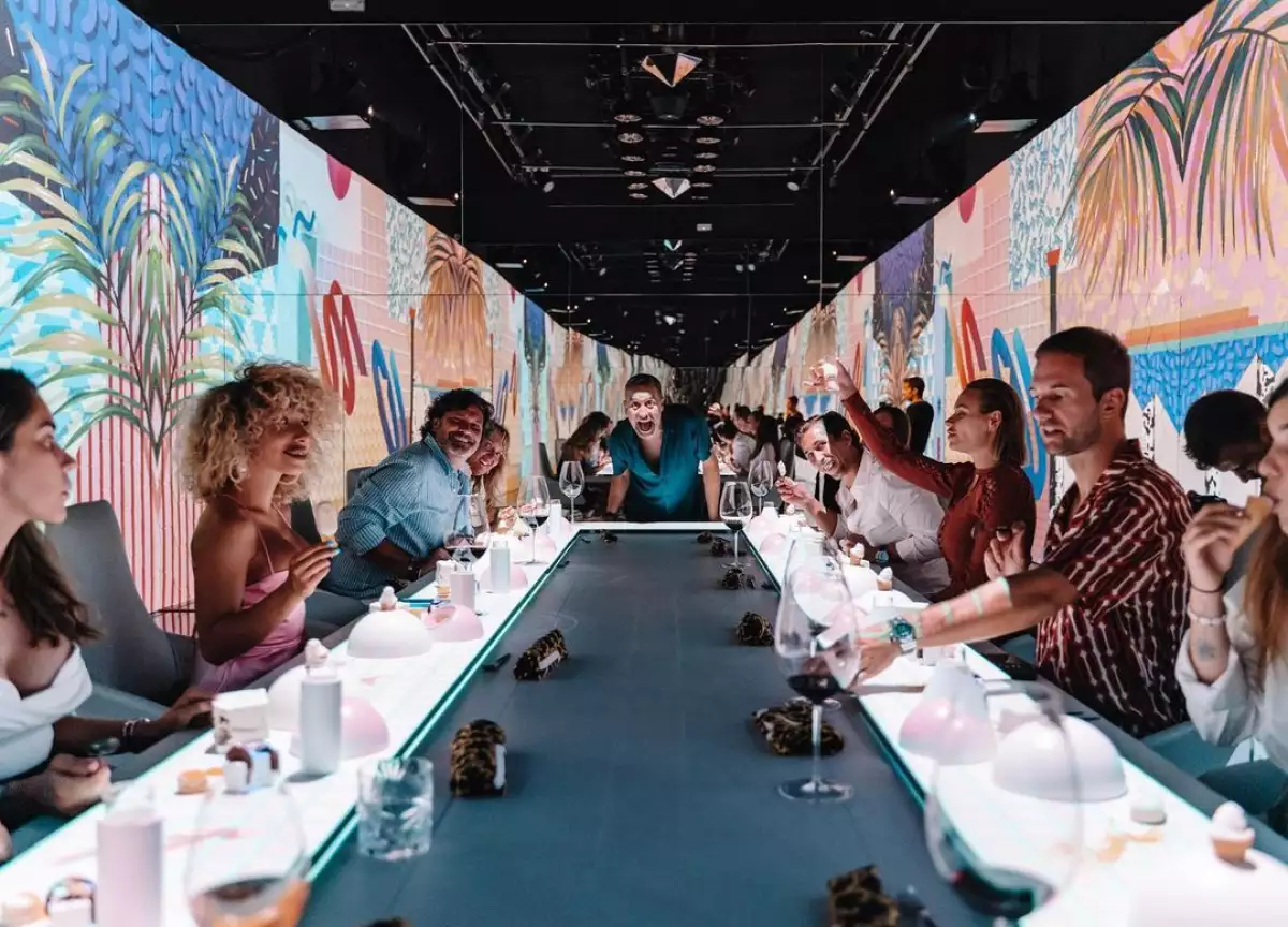 Comensales disfrutando de la experiencia de visitar el restaurante Sublimotion.