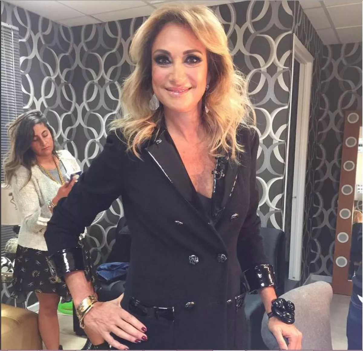 La conductora lució muy guapa durante la primera emisión del nuevo Big Brother y presumió su look en Instagram.