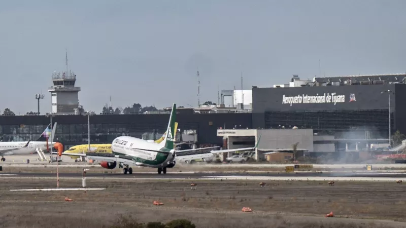 Vuelos caros: el efecto "cohetes y plumas" que explica por qué los boletos de avión en México no bajarán de precio 