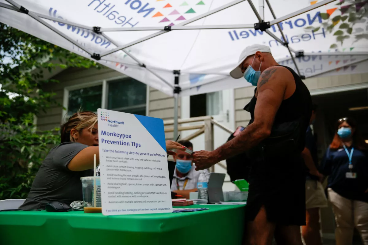 Una persona llega para recibir una vacuna contra la viruela del mono en el Centro de Atención Inmediata de Northwell Health en Fire Island-Cherry Grove, en Nueva York.
