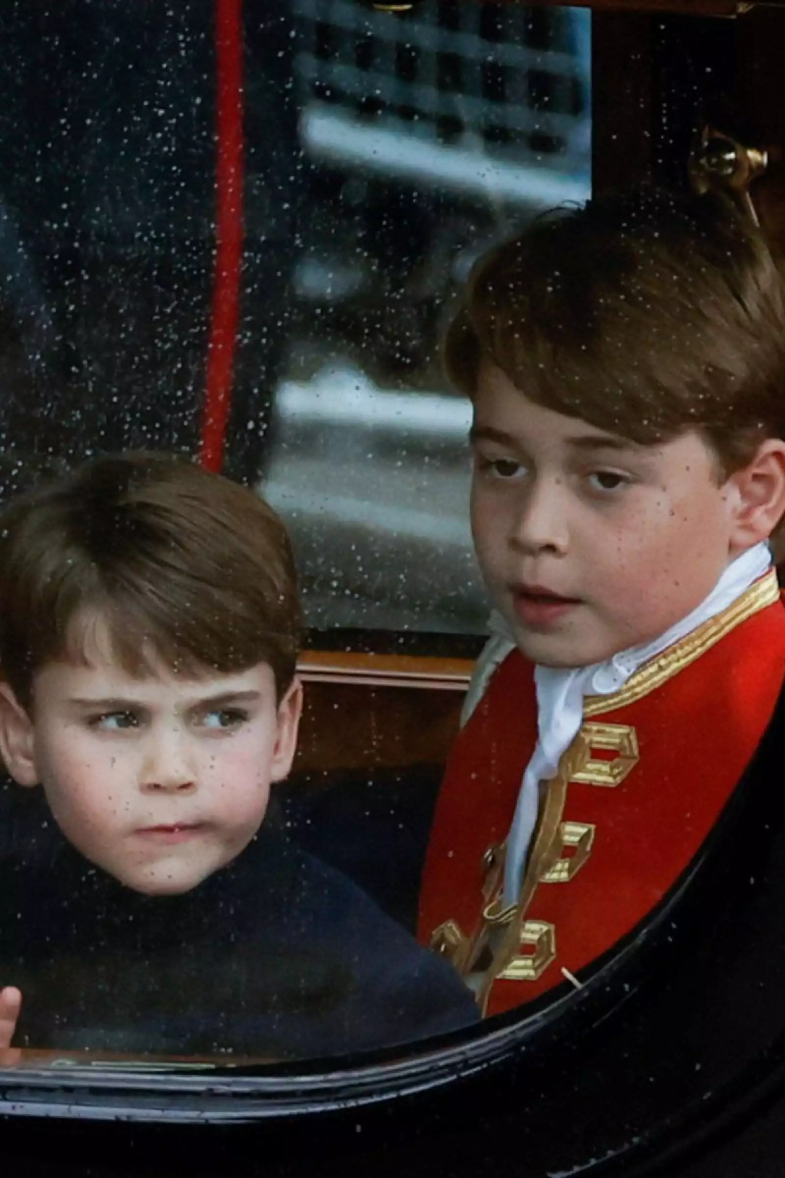 Miembros de la Familia Real Británica en la coronación del rey Carlos III