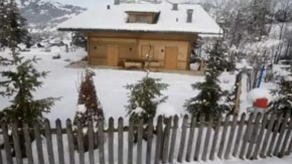 El director de cine fue trasladado esta noche a un lugar secreto antes de ser conducido a su chalet de Gstaad, llamado la Vía Láctea.