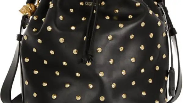 Lleva un total look en negro y compleméntalo con esta bolsa de Alexander McQueen. ¡Muy chic!