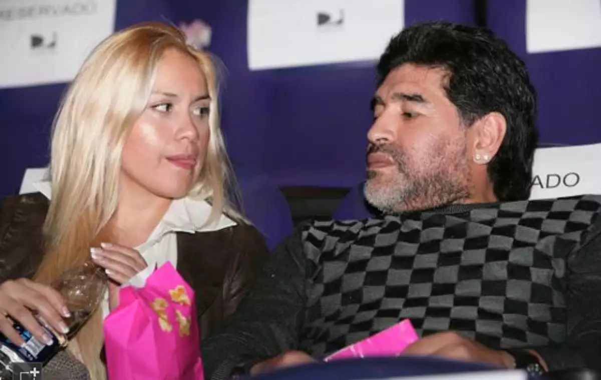 El futbolista ha decidido no darle el “Maradona” al nuevo hijo que espera con su novia Verónica Ojeda debido a la presión de su ex mujer y dos hijas.