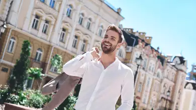 Cómo mantener una camisa blanca y reluciente: una guía básica