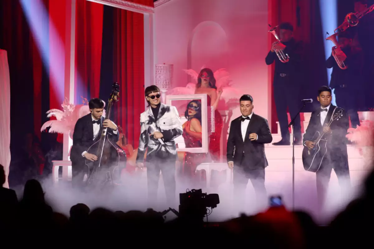 Eslabón Armado y Peso Pluma interpretaron "Ella baila sola" en los Grammys Latino 2023.