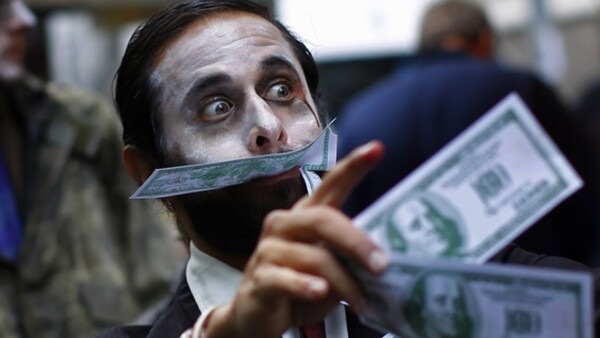 Integrantes del movimiento Occupy Wall Street (Ocupemos Wall Street) se disfrazaron de zombies y fingieron devorar dinero para que los ejecutivos financieros vieran una metáfora de sus acciones.