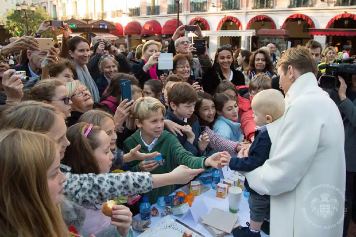 En una fiesta sorpresa en Plaza de Armas, se dieron cita los niños de los colegios de Mónaco para saludar a los príncipes.