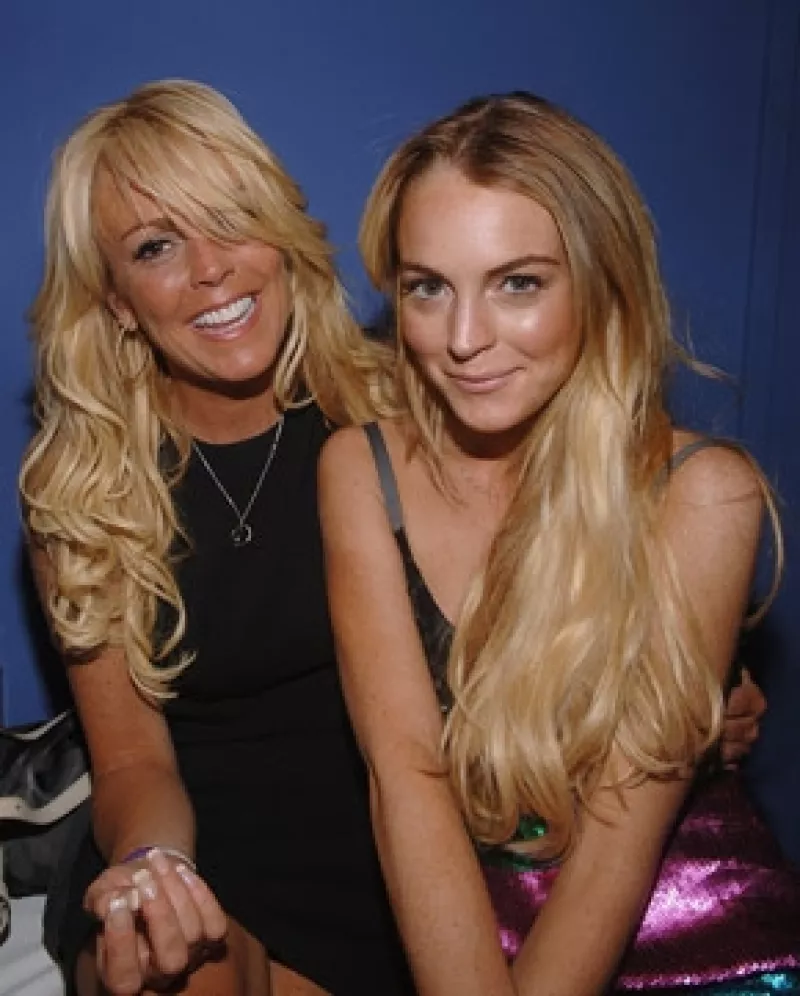 Luego de que anoche protagonizara una pelea, en la cual tuvo que intervenir la policía, la actriz fue captada hoy dándole un abrazo a Dina Lohan afuera de su casa, pocas horas después de la discusión.