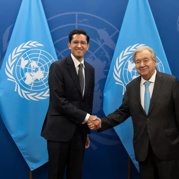 El secretario de Relaciones Exteriores, Roberto Velasco, saluda al secretario general de la ONU, António Guterres, en Nueva York.