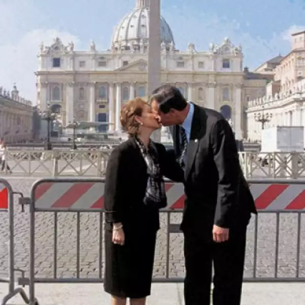 Quizá una de las acciones más criticadas de Marta y Vicente y que dio la vuelta al mundo. En octubre de 2001 la pareja se besó teniendo como fondo la basílica de San Pedro a tres meses de su boda por el civil; Sahagún no era reconocida como esposa legítim