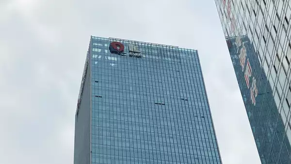 Un logotipo de la empresa parcialmente eliminado de China Evergrande Group se ve en la fachada de su sede en Shenzhen, provincia de Guangdong, China, el 10 de enero de 2022.