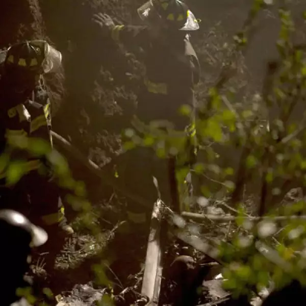 Bomberos y elementos de Protección Civil revisan los restos de la aeronave.