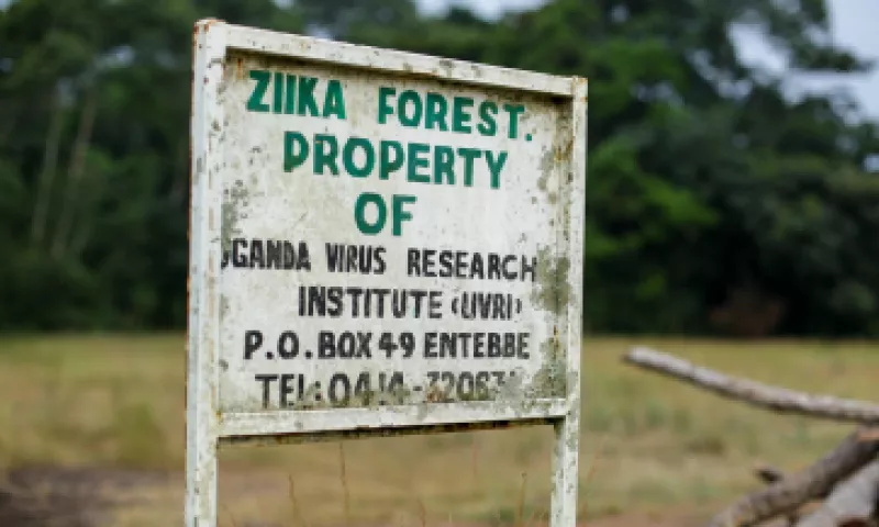 Una desgastada señal es la única indicación del comienzo del bosque Zika, la única reserva de Uganda dedicada enteramente a la investigación científica (Foto: Brent Swails/CNN)