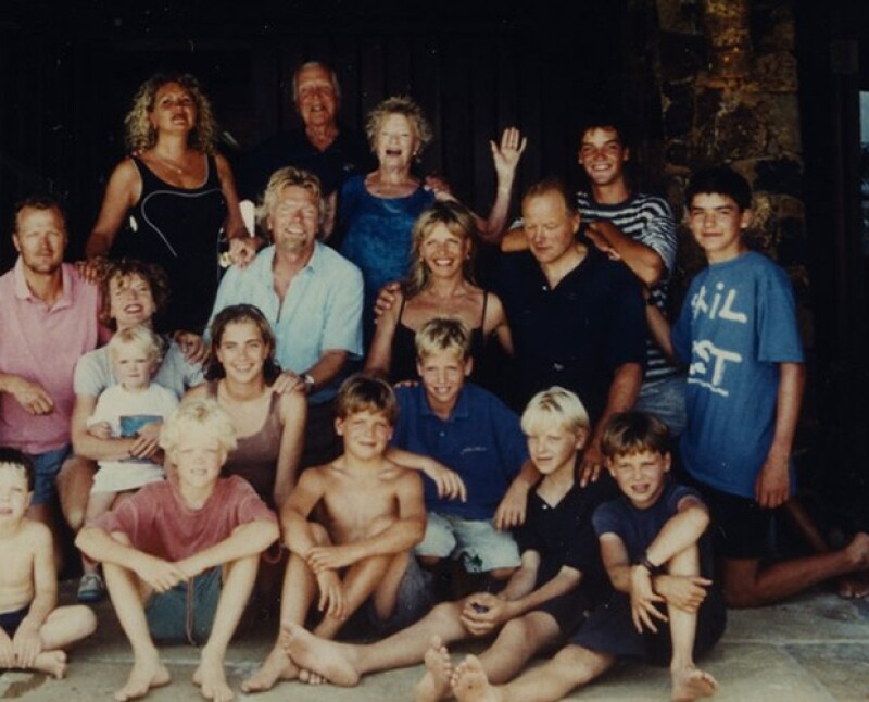 Richard Branson también compartió una antigua foto celebrando Navidad con su familia en la isla.